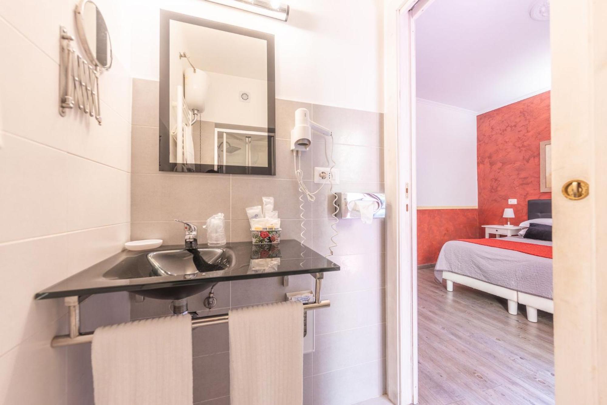 Room In Bb - Family Room In History House Рим Екстериор снимка